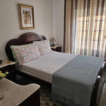 Lägenhet Two Bedroom Apartment, Two Minutes From The