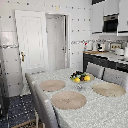 Lägenhet Two Bedroom Apartment, Two Minutes From The