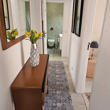 Two Bedroom Apartment, Two Minutes From The Lägenhet *